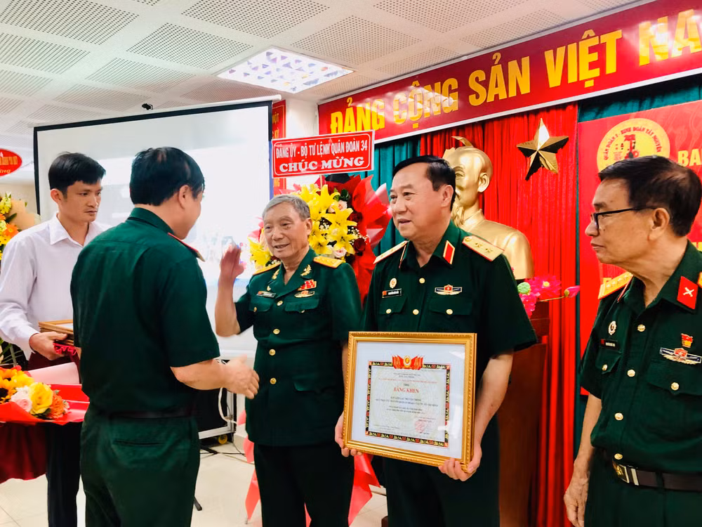 Đại diện Ban liên lạc trao Bằng khen cho các tập thể, cá nhân có nhiều đóng góp Đại diện Ban liên lạc trao Bằng khen cho các tập thể, cá nhân có nhiều đóng góp
