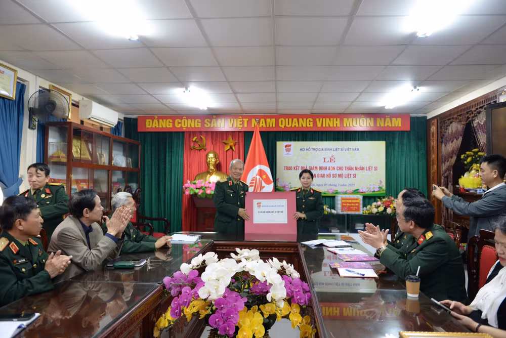 Hội Hỗ trợ gia đình liệt sĩ Việt Nam bàn giao hồ sơ thông tin mộ tập thể liệt sĩ cho Văn phòng Ban chỉ đạo quốc gia 515.