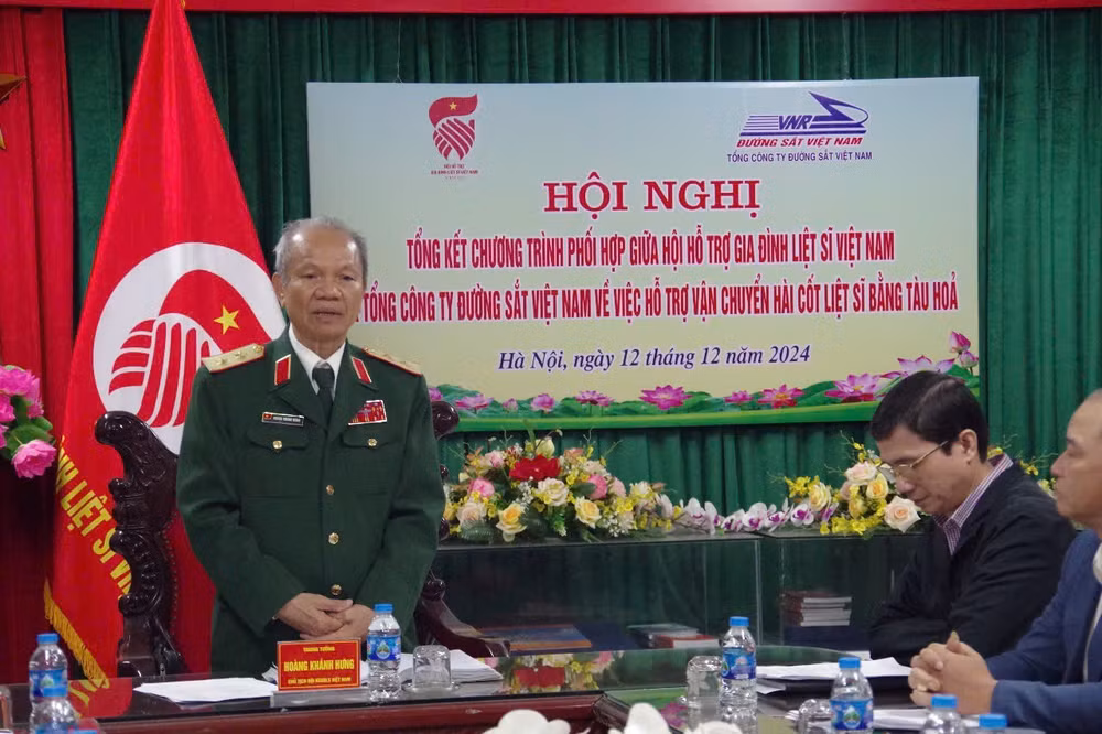 Trung tướng Hoàng Khánh Hưng, Chủ tịch Hội Hỗ trợ gia đình liệt sĩ Việt Nam chủ trì Hội nghị.