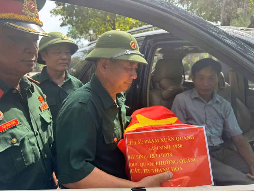 Hội viên Hội Hỗ trợ gia đình liệt sĩ Việt Nam hỗ trợ thân nhân di chuyển hài cốt liệt sĩ. Hội viên Hội Hỗ trợ gia đình liệt sĩ Việt Nam hỗ trợ thân nhân di chuyển hài cốt liệt sĩ.