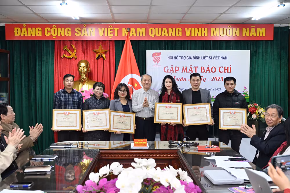 Hội Hỗ trợ gia đình liệt sĩ Việt Nam trao tặng Bằng khen cho cán bộ, phóng viên các cơ quan báo chí. Hội Hỗ trợ gia đình liệt sĩ Việt Nam trao tặng Bằng khen cho cán bộ, phóng viên các cơ quan báo chí.