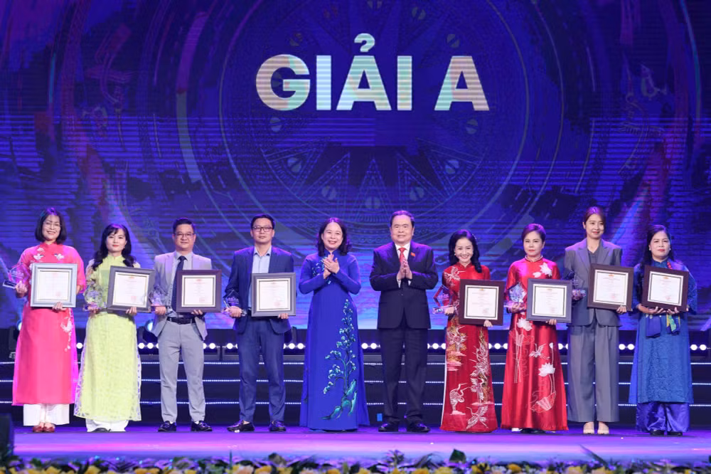 Chủ tịch Quốc hội Trần Thanh Mẫn và Phó Chủ tịch nước Võ Thị Ánh Xuân trao giải A Giải Diên Hồng năm 2025 cho các tác giả, nhóm tác giả. (Ảnh: DUY LINH) Chủ tịch Quốc hội Trần Thanh Mẫn và Phó Chủ tịch nước Võ Thị Ánh Xuân trao giải A Giải Diên Hồng năm 2025 cho các tác giả, nhóm tác giả. (Ảnh: DUY LINH)