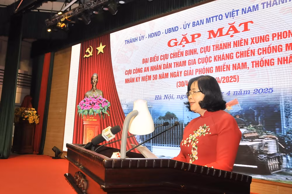 Bí thư Thành ủy Bùi Thị Minh Hoài phát biểu tại buổi gặp mặt.