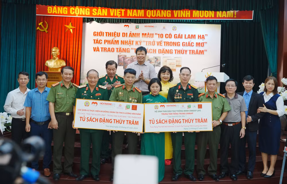 Ban tổ chức trao tặng Tủ sách Đặng Thùy Trâm cho Trường THCS Lương Văn Nắm, huyện Tân Yên, tỉnh Bắc Giang. Ban tổ chức trao tặng Tủ sách Đặng Thùy Trâm cho Trường THCS Lương Văn Nắm, huyện Tân Yên, tỉnh Bắc Giang.