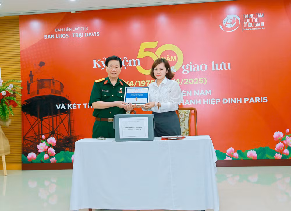 Đại diện Ban liên lạc và Trung tâm Lưu trữ quốc gia III ký biên bản bàn giao ảnh tư liệu và kỷ vật. Đại diện Ban liên lạc và Trung tâm Lưu trữ quốc gia III ký biên bản bàn giao ảnh tư liệu và kỷ vật.