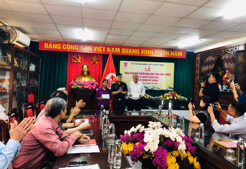 Đại diện Bộ Tư lệnh Công binh trao quà cho thân nhân liệt sĩ.