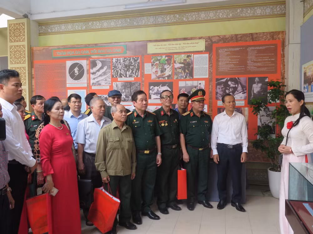 Các đại biểu và người dân tham quan triển lãm.