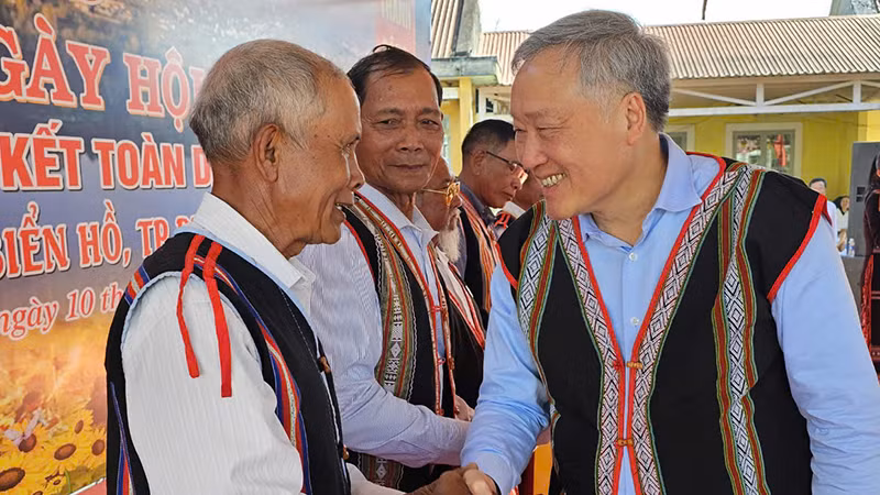 Phó Thủ tướng chia vui, tặng quà già làng Ia Nueng.