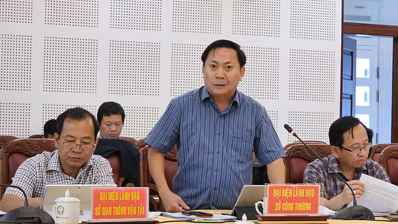 Đại diện các Sở, ngành trả lời phản hồi thông tin báo chí.