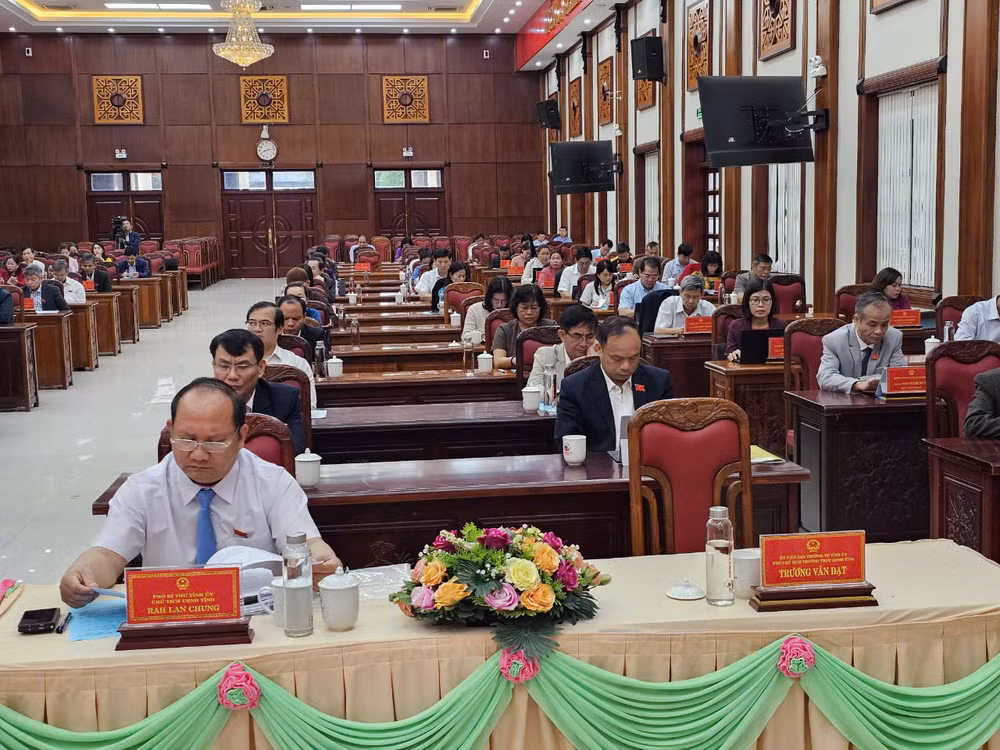 Các đại biểu tham dự kỳ họp. Các đại biểu tham dự kỳ họp.