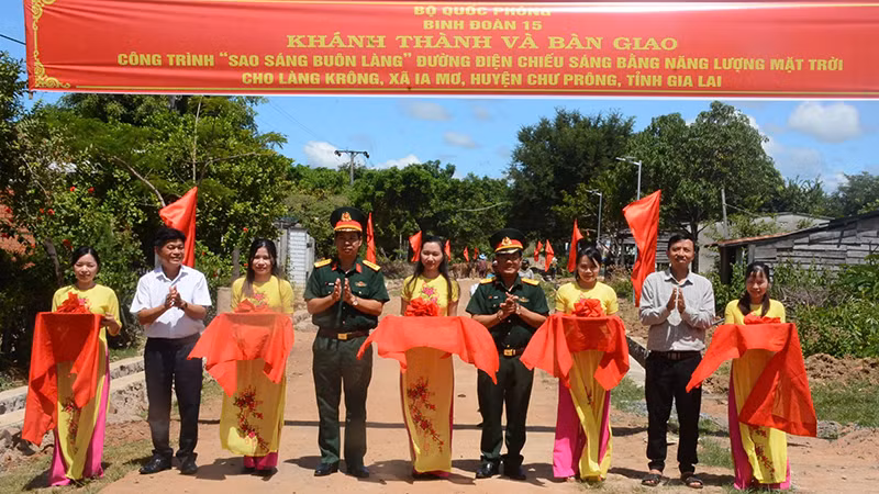 Đại diện lãnh đạo Binh đoàn 15 và chính quyền địa phương cắt băng bàn giao công trình.
