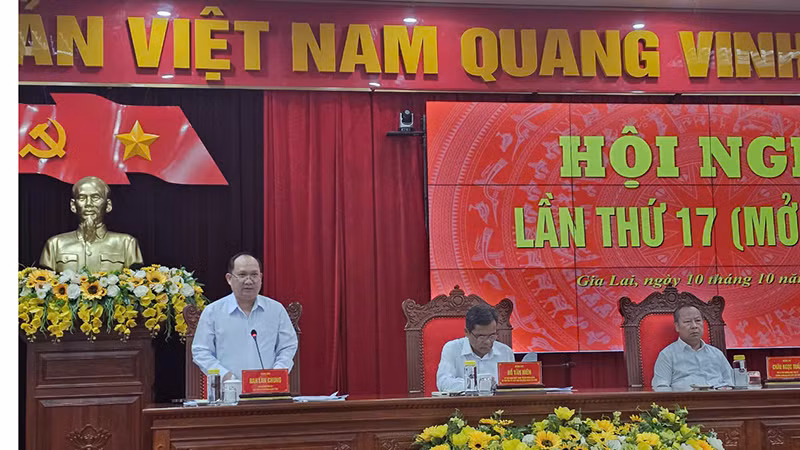 Các đồng chí chủ trì Hội nghị.