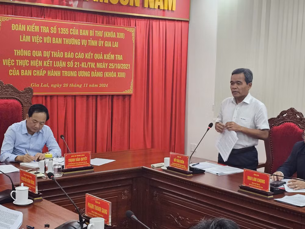Đồng chí Hồ Văn Niên, Bí thư Tỉnh ủy, Chủ tịch HĐND tỉnh phát biểu tiếp thu dự thảo báo cáo Kết luận 21 và ý kiến chỉ đạo của Trưởng đoàn kiểm tra.