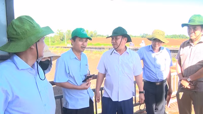 Lãnh đạo Ủy ban nhân dân tỉnh Gia Lai kiểm tra, chỉ đạo khắc phục sự cố tại hiện trường.