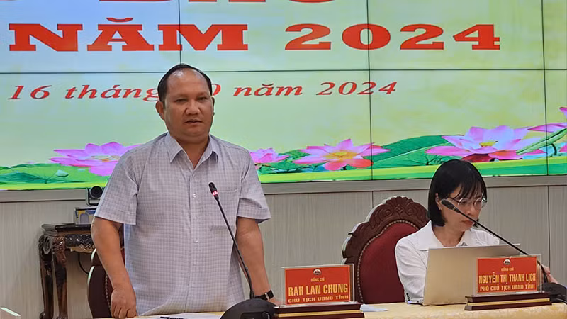 Chủ tịch UBND tỉnh Rah Lan Chung phát biểu tại cuộc họp báo.