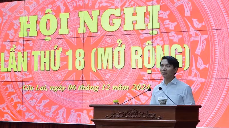 Phó Bí thư Tỉnh ủy Nguyễn Ngọc Lương báo cáo tình hình thực hiện nhiệm vụ năm 2024 và nhiệm vụ trọng tâm công tác năm 2025. Phó Bí thư Tỉnh ủy Nguyễn Ngọc Lương báo cáo tình hình thực hiện nhiệm vụ năm 2024 và nhiệm vụ trọng tâm công tác năm 2025.