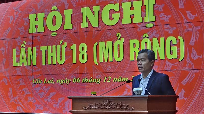 Ủy viên Trung ương Đảng, Bí thư Tỉnh ủy, Chủ tịch HĐND tỉnh Hồ Văn Niên phát biểu khai mạc hội nghị.