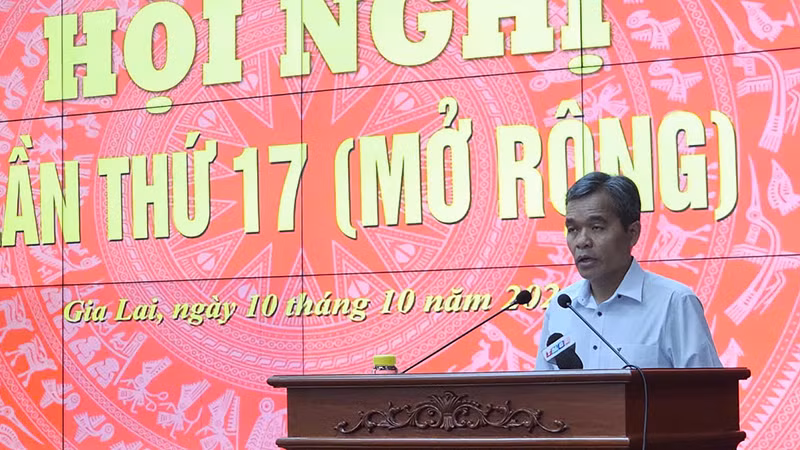 Đồng chí Hồ Văn Niên, Ủy viên Trung ương Đảng, Bí thư Tỉnh ủy, Chủ tịch Hội đồng Nhân dân tỉnh phát biểu khai mạc Hội nghị.