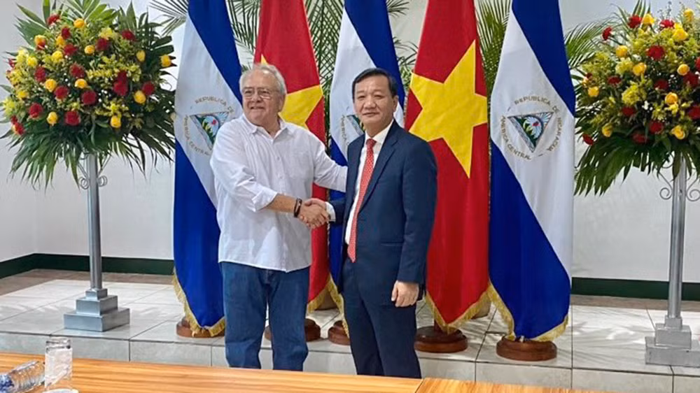 Phó Trưởng Ban Đối ngoại Trung ương Nguyễn Minh Tâm gặp Chủ tịch Quốc hội Gustavo Porras. (Ảnh: Ban đối ngoại Trung ương)