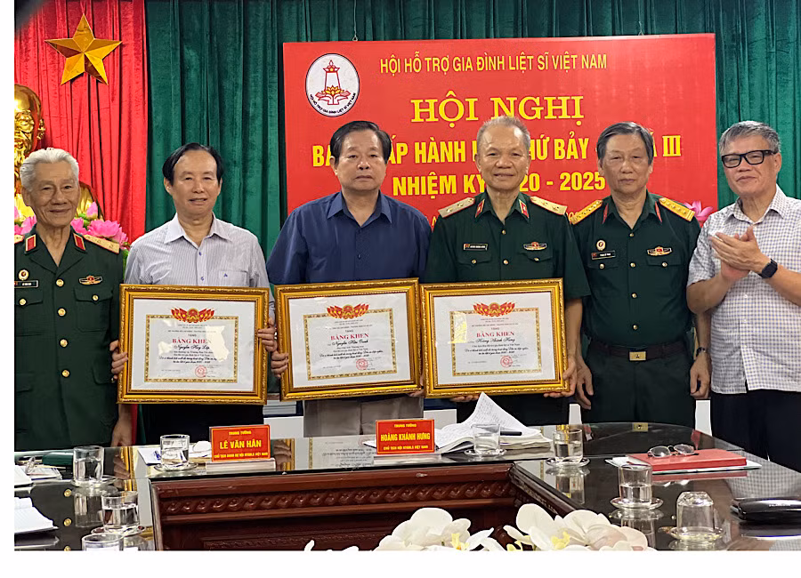 Các đại biểu nhận Bằng khen của Bộ Lao động-Thương binh và Xã hội. Các đại biểu nhận Bằng khen của Bộ Lao động-Thương binh và Xã hội.