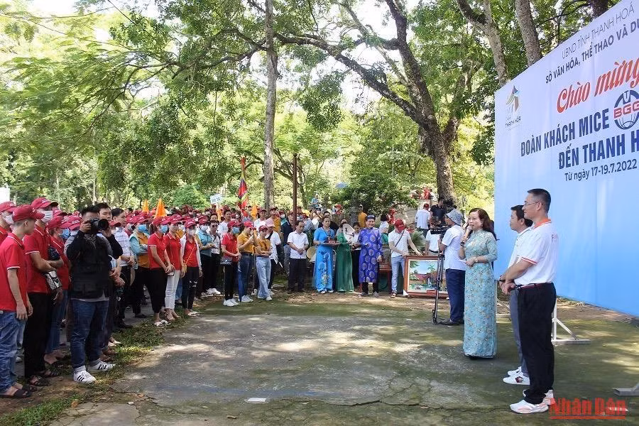 Lãnh đạo Sở Văn hóa, Thể thao và Du lịch tỉnh Thanh hóa tổ chức lễ đón đoàn. (Ảnh: Bích Huệ)