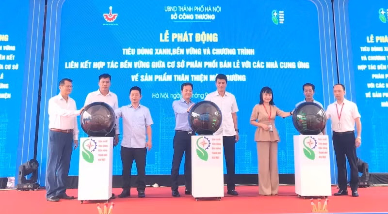 Các đại biểu thực hiện nghi thức phát động chương trình.