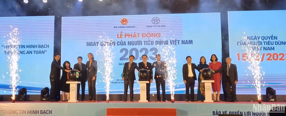 Các đại biểu thực hiện nghi thức phát động tại buổi lễ. Các đại biểu thực hiện nghi thức phát động tại buổi lễ.