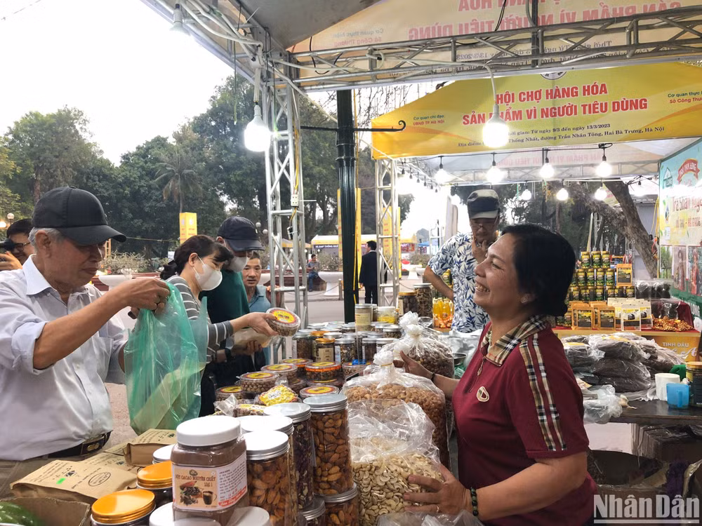 Hội chợ hàng hóa, sản phẩm vì người tiêu dùng diễn ra tại Công viên Thống Nhất từ ngày 9 đến 14/3. Hội chợ hàng hóa, sản phẩm vì người tiêu dùng diễn ra tại Công viên Thống Nhất từ ngày 9 đến 14/3.