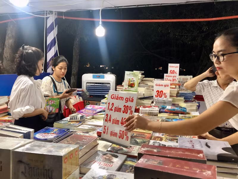 Nhiều chương trình giảm giá khuyến khích người dân mua và đọc sách. Nhiều chương trình giảm giá khuyến khích người dân mua và đọc sách.