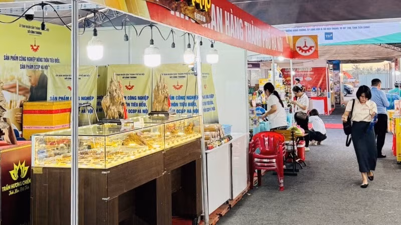 Nhiều sản phẩm công nghiệp nông thôn tiêu biểu của Hà Nội được giới thiệu tại hội chợ. 