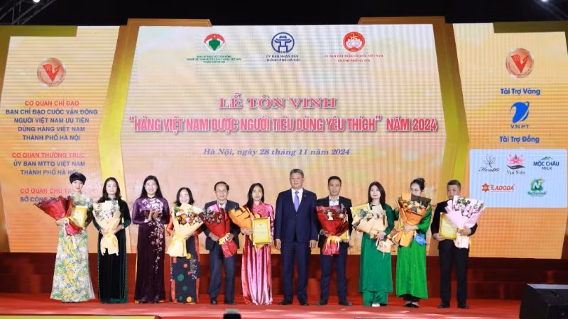 Lãnh đạo thành phố Hà Nội tặng hoa cho Ban giám khảo và các đơn vị đồng hành với chương trình bình chọn.