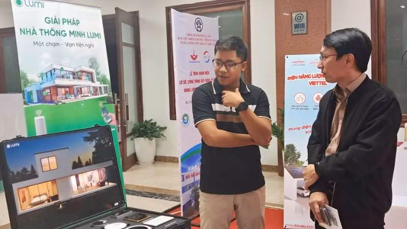 Các doanh nghiệp trao đổi về các giải pháp tiết kiệm năng lượng tại buổi lễ.