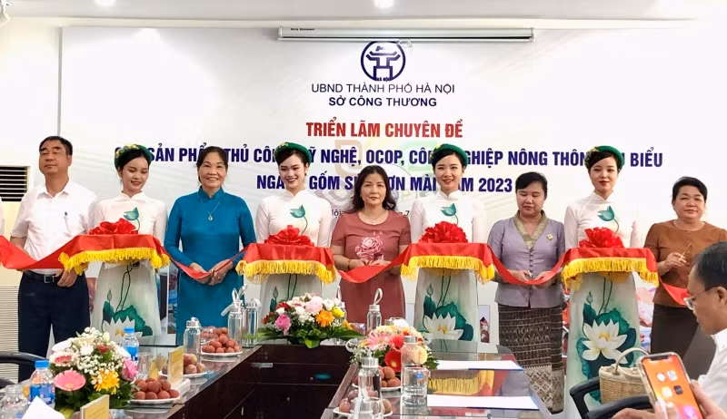 Các đại biểu cắt băng khai mạc triển lãm. Các đại biểu cắt băng khai mạc triển lãm.