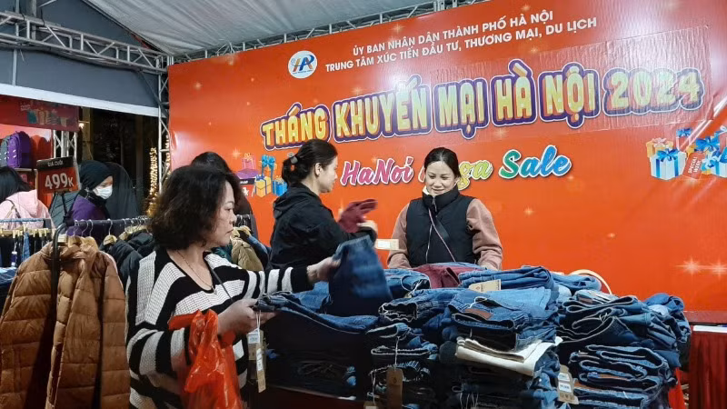 Người tiêu dùng mua sắm các sản phẩm giảm giá trong chương trình.