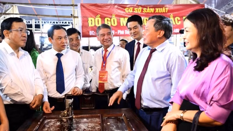 Các đại biểu tham quan gian hàng thủ công mỹ nghệ tại triển lãm.