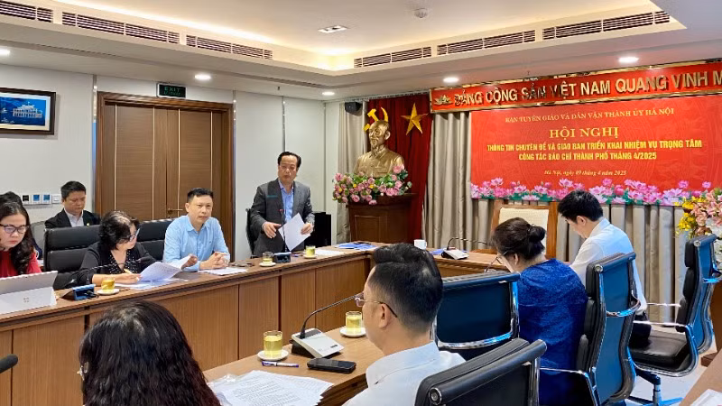 Giám đốc Sở Giáo dục và Đào tạo Hà Nội Trần Thế Cương thông tin tại Hội nghị.