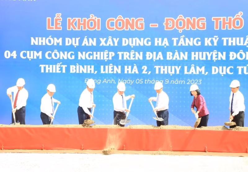 Các đại biểu thực hiện nghi thức động thổ dự án. Các đại biểu thực hiện nghi thức động thổ dự án.