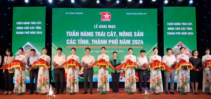 Các đại biểu thực hiện nghi thức cắt băng khai mạc.