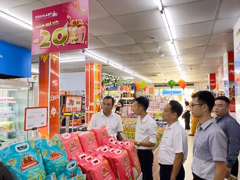 Hàng loạt mặt hàng thiết yếu được giảm giá sâu trong chương trình Tháng Khuyến mại Hà Nội.