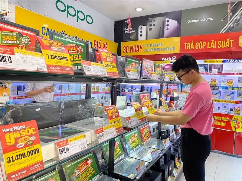 Các sản phẩm điện tử được giảm giá tại siêu thị Mediamart Hai Bà Trưng. Các sản phẩm điện tử được giảm giá tại siêu thị Mediamart Hai Bà Trưng.