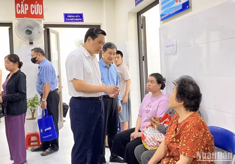Lãnh đạo quận Hoàn Kiếm thăm hỏi người dân tới khám.