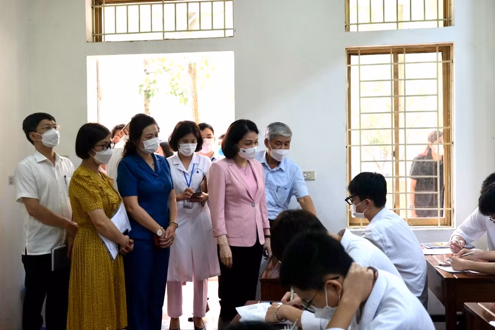 Đoàn kiểm tra làm việc tại trường trung học phổ thông Trí Đức (quận Nam Từ Liêm, Hà Nội).