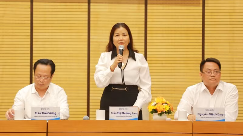 Lãnh đạo các Sở, ban, ngành thành phố trực tiếp trả lời các vấn đề mà thanh niên quan tâm. Lãnh đạo các Sở, ban, ngành thành phố trực tiếp trả lời các vấn đề mà thanh niên quan tâm.