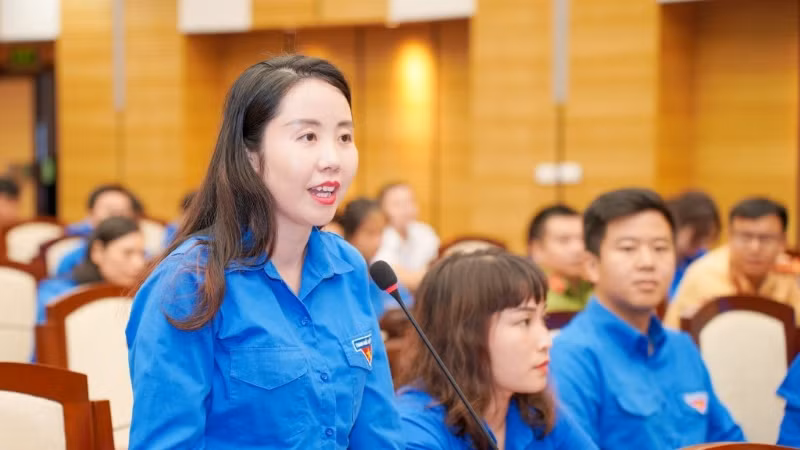 Đại diện Thanh niên Thủ đô đặt câu hỏi tới lãnh đạo thành phố Hà Nội. Đại diện Thanh niên Thủ đô đặt câu hỏi tới lãnh đạo thành phố Hà Nội.