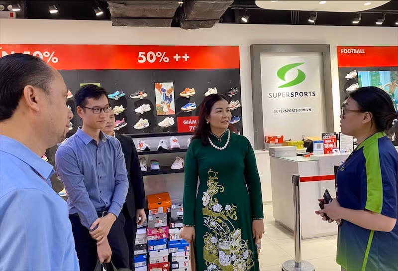 Lãnh đạo Sở Công thương Hà Nội đi kiểm tra công tác tổ chức, triển khai của các đơn vị.