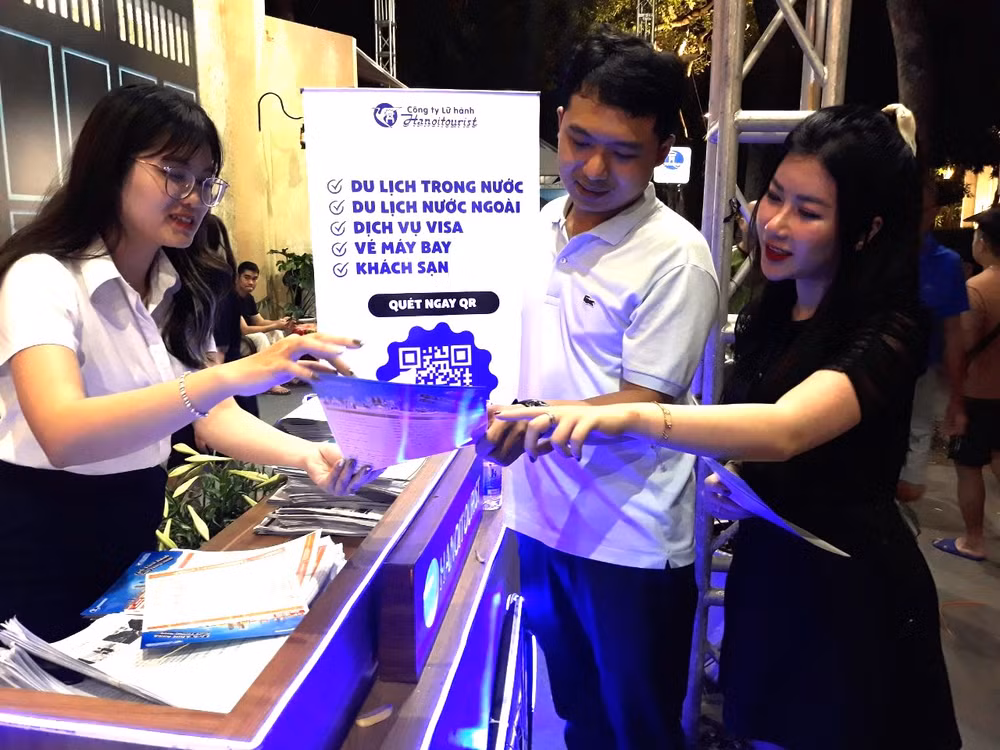 Các chương trình kích cầu du lịch thu hút đông đảo người dân quan tâm. Các chương trình kích cầu du lịch thu hút đông đảo người dân quan tâm.