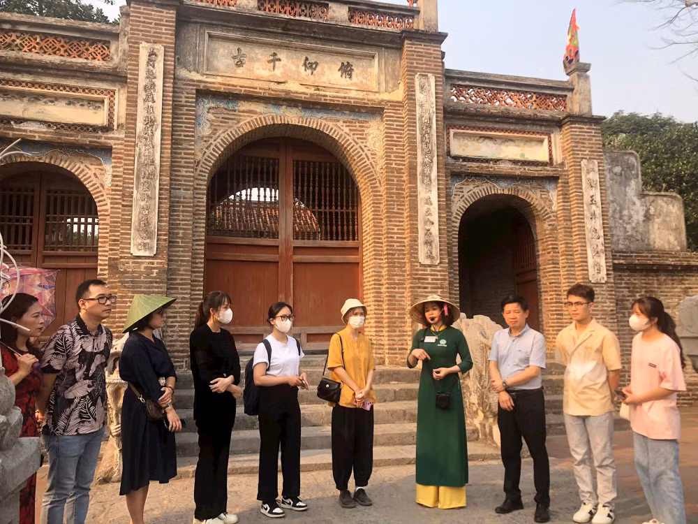 Famtrip "Tìm về kinh đô người Việt cổ" với các câu chuyện của thành Cổ Loa. Famtrip "Tìm về kinh đô người Việt cổ" với các câu chuyện của thành Cổ Loa.