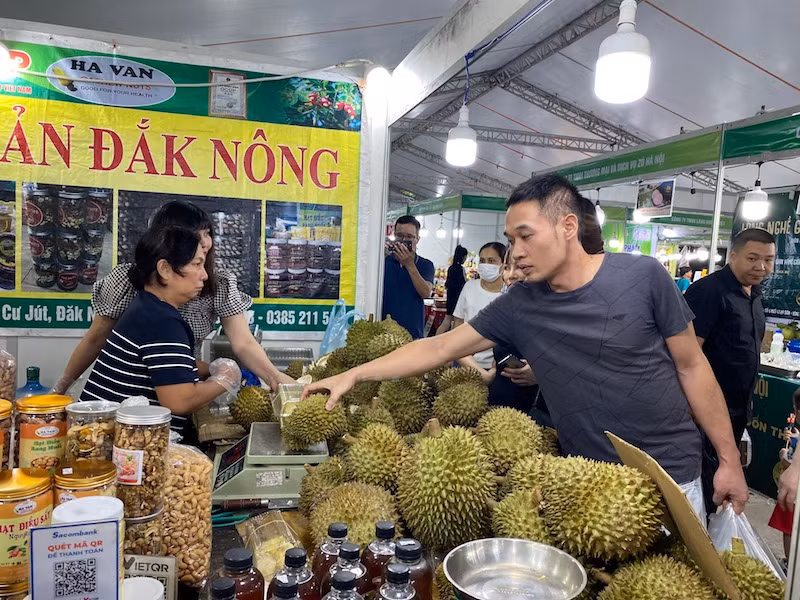 Sở Công thương Hà Nội thường xuyên kết nối nguồn cung trái cây với các tỉnh, thành phố trong cả nước đưa về thị trường Thủ đô.