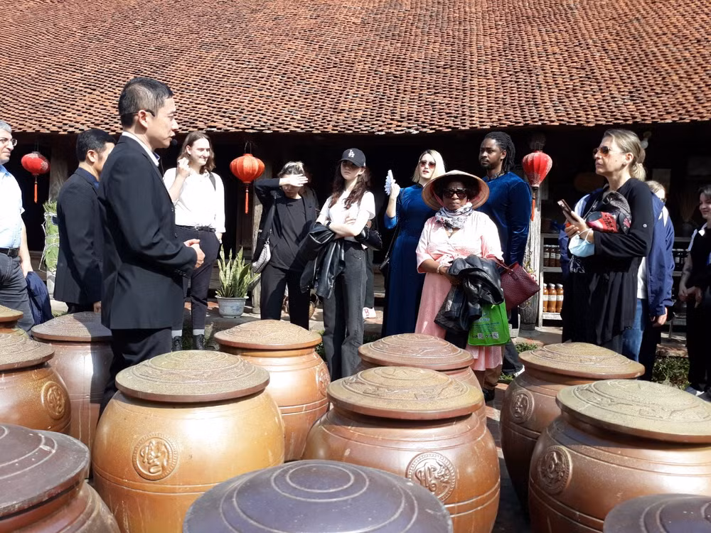 Khách nước ngoài tham quan nhà cổ tại Đường Lâm.