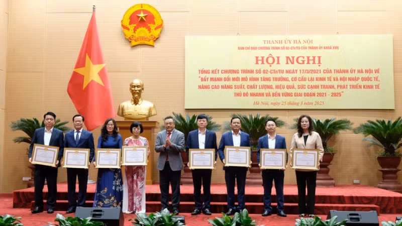 Lãnh đạo thành phố Hà Nội tặng Bằng khen cho các cá nhân, tập thể có thành tích xuất sắc trong thực hiện Chương trình số 02-CTr/TU.